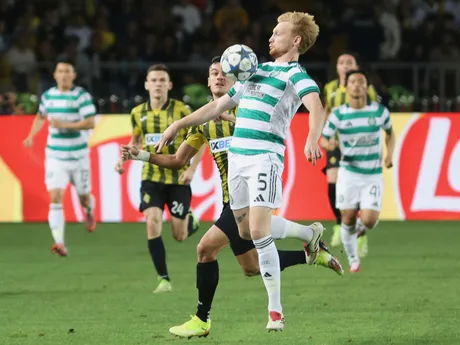 Hráč Celticu Glasgow Liam Scales (vpredu) kontroluje loptu v odvetnom zápase play off futbalovej Ligy majstrov Kajrat Almaty - Celtic Glasgow.