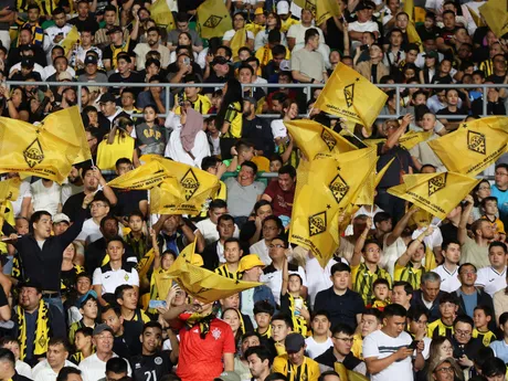 Domáci fanúšikovia počas odvetného zápasu play off futbalovej Ligy majstrov Kajrat Almaty - Celtic Glasgow.