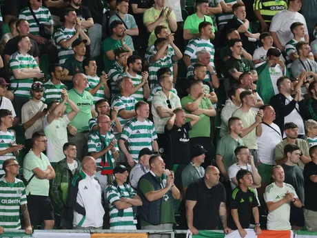 Fanúšikovia Celticu počas predĺženia v odvetnom zápase play off futbalovej Ligy majstrov Kajrat Almaty - Celtic Glasgow.