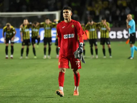 Brankár Temirlan Anarbekov z Kajratu Almaty sa pripravuje na penalty v odvetnom zápase play off futbalovej Ligy majstrov Kajrat Almaty - Celtic Glasgow.