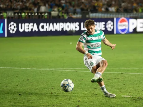 Futbalista Celticu Luke McCowan počas penaltového rozstrelu v odvetnom zápase play off futbalovej Ligy majstrov Kajrat Almaty - Celtic Glasgow.