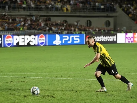 Futbalista Kajratu Ofri Arad počas penaltového rozstrelu v odvetnom zápase play off futbalovej Ligy majstrov Kajrat Almaty - Celtic Glasgow.