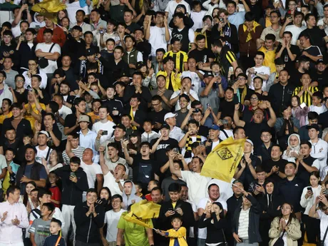 Fanúšikovia Kajratu Almaty reagujú počas penaltového rozstrelu v odvetnom zápase play off futbalovej Ligy majstrov Kajrat Almaty - Celtic Glasgow.