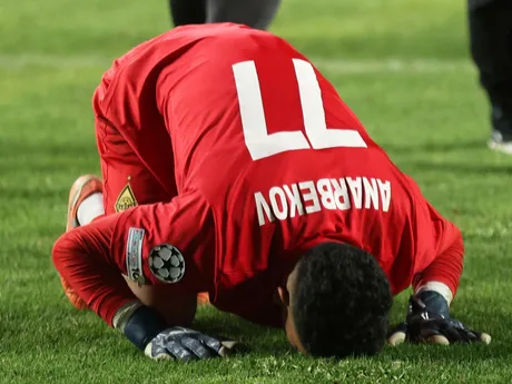 Brankár Kajratu Temirlan Anarbekov bozkáva zem po postupe cez Celtic Glasgow.