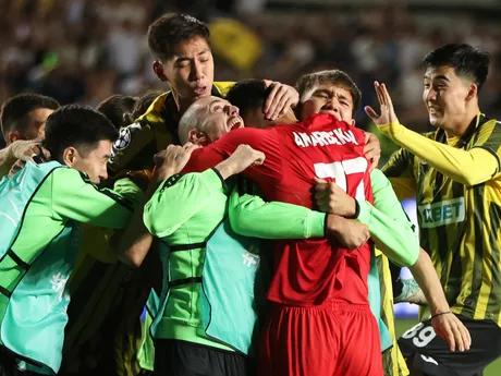 Futbalisti Kajratu Almaty oslavujú postup do ligovej fázy Ligy majstrov po vyradení Celticu Glasgow.