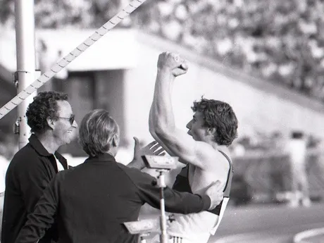 Sergej Bubka prijíma gratulácie bezprostredne po vytvorení svetového rekordu v skoku do výšky 605 cm na mítingu P-T-S v roku 1988.
