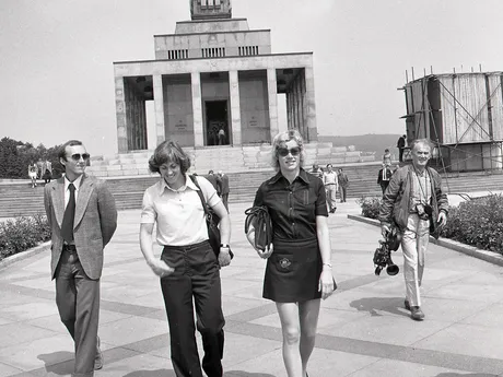 Atlétky z vtedajšej NDR Margrit Olfertová a Rita Kirstová (vpravo) na Slavíne pred 15. ročníkom mítingu v Bratislave v roku 1974.