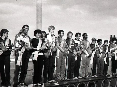 Tradičné ocenenie hviezd pretekov P-T-S, medailistov z olympiád, majstrovstiev sveta a Európy, svetových a európskych rekordérov. Čestný stupeň víťazov (zľava) J. Kratochvílová, T. Bykovová, I. Bugár, H. Fibingerová, S. Bubka, G. Avdejenko,  A. Juantorena, V. Kozakiewicz, T. Munkelt, Luis Delis, T. Kocembová, M. Kedir, E. Murková a I. Szewinska, 25. ročník, rok 1984.