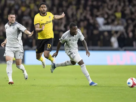 Saidy Janko (uprostred) z Bernu, Róbert Mak (vľavo) zo Slovana a Sandro Cruz (vpravo) zo Slovana bojujú o loptu