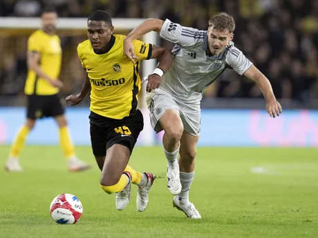 Rayan Ravelson (uprostred) z Bernu a Peter Pokorný (vpravo) zo Slovana bojujú o loptu