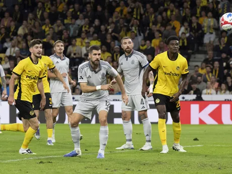 Armin Gigovič (vľavo) z Bernu strieľa úvodný gól počas odvetného zápasu