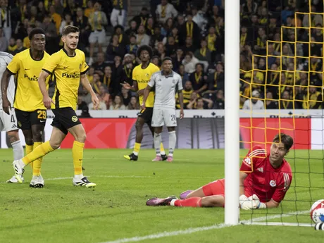 Brankár Slovana Dominik Takáč (vpravo), ktorému strieľa úvodný gól Armin Gigovič (vľavo)