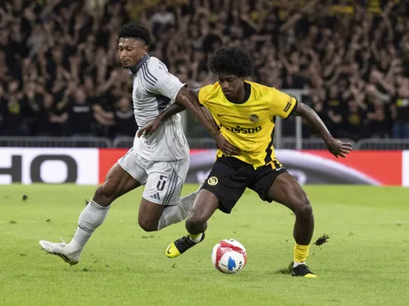 Joel Monteiro (vpravo) z Bernu a Rahim Ibrahim (vľavo) zo Slovana bojujú o loptu