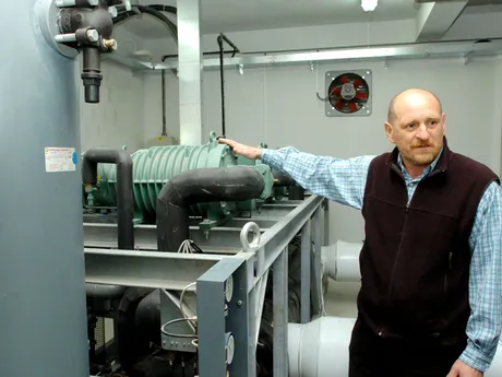 Pavol Gáborík, otec Mariána Gáboríka, ukazuje strojovňu zimného štadióna. 