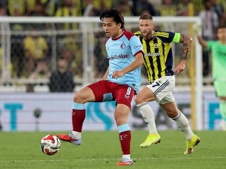 Ayase Ueda a vzadu Milan Škriniar v odvetnom zápase 3. predkola Ligy majstrov Fenerbahce Istanbul - Feyenoord Rotterdam.