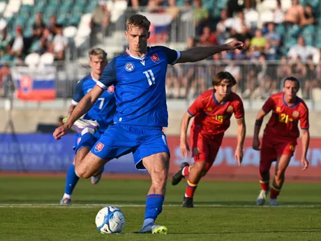 Hráč Slovenska Adam Griger počas kvalifikačného zápasu na ME 2027 hráčov do 21 rokov D-skupiny Slovensko - Andorra