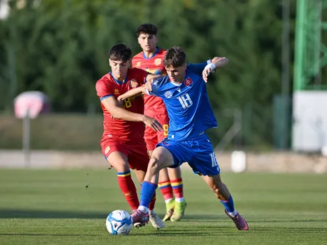 Vpravo hráč Slovenska Karol Blaško a hráč Andorry Hugo Ferreira Silva počas kvalifikačného zápasu na ME 2027 hráčov do 21 rokov D-skupiny Slovensko - Andorra