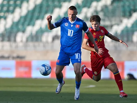 Vľavo hráč Slovenska Nino Marcelli a hráč Andorry Daniel Vieira počas kvalifikačného zápasu na ME 2027 hráčov do 21 rokov D-skupiny Slovensko - Andorra
