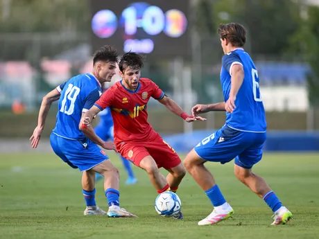 Zľava hráč Slovenska František Kóša, hráč Andorry Nil Linares a hráč Slovenska Hugo Pávek počas kvalifikačného zápasu na ME 2027 hráčov do 21 rokov D-skupiny Slovensko - Andorra