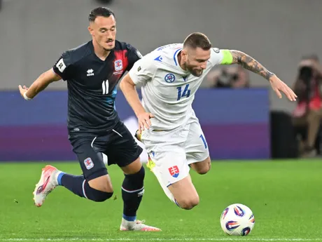 Sprava kapitán Milan Škriniar (Slovensko) a Edvin Muratovič (Luxembursko) počas zápasu A-skupiny európskej kvalifikácie MS 2026 vo futbale Luxembursko - Slovensko.