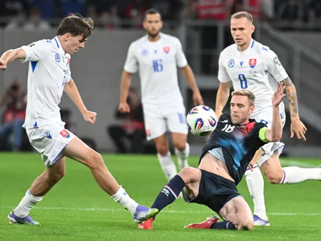 Sprava Ondrej Duda (Slovensko), Laurent Jans (Luxembursko) a Leo Sauer (Slovensko) počas zápasu A-skupiny európskej kvalifikácie MS 2026 vo futbale Luxembursko - Slovensko.
