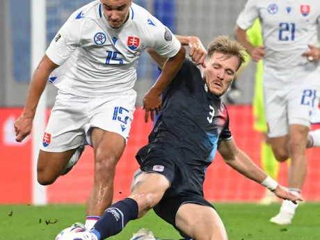 Zľava David Strelec (Slovensko) a Enes Mahmutovič (Luxembursko) počas zápasu A-skupiny európskej kvalifikácie MS 2026 vo futbale Luxembursko - Slovensko.