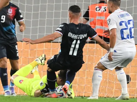 Dole brankár Martin Dúbravka (Slovensko) a uprostred Edvin Muratovič (Luxembursko) počas zápasu A-skupiny európskej kvalifikácie MS 2026 vo futbale Luxembursko - Slovensko.