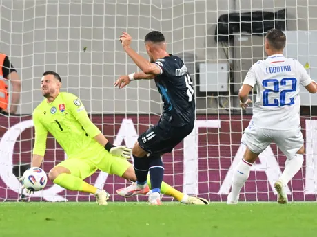 Zľava brankár Martin Dúbravka (Slovensko), Edvin Muratovič (Luxembursko) a Stanislav Lobotka (Slovensko) počas zápasu A-skupiny európskej kvalifikácie MS 2026 vo futbale Luxembursko - Slovensko. .