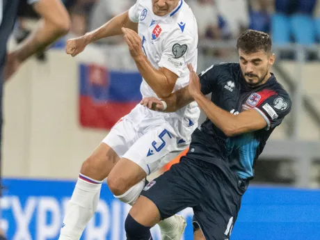 Zľava Ľubomír Šatka (Slovensko) a Danel Sinani (Luxembursko) počas zápasu A-skupiny európskej kvalifikácie MS 2026 vo futbale Luxembursko - Slovensko.