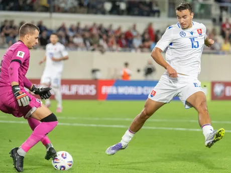 David Strelec (Slovensko) a brankár Luxemburska Anthony Moris počas zápasu A-skupiny európskej kvalifikácie MS 2026 vo futbale Luxembursko - Slovensko.