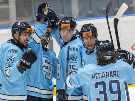 Na snímke hráči Slovana sa tešia z gólu v zápase 1. kola hokejovej Tipsport ligy HC Slovan Bratislava - HC Košice.