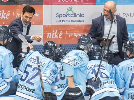 Na snímke hore zľava hlavný tréner Slovana Brad Tapper a jeho asistent Tomáš Surový dávajú pokyny svojim zverencom počas oddychového času v zápase 1. kola hokejovej Tipsport ligy HC Slovan Bratislava - HC Košice.