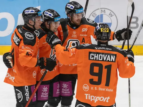 Hráči Košíc sa tešia z gólu v zápase 1. kola hokejovej Tipsport ligy HC Slovan Bratislava - HC Košice.