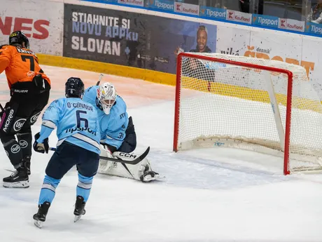 Ryan O'Connor (Slovan), vľavo Filip Krivošík (Košice) a brankár Henri Kiviaho (Slovan), ktorý inkasuje gól v zápase 1. kola hokejovej Tipsport ligy.