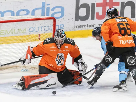 Turner Elson (Slovan), vpravo Martin Bučko (Košice) a brankár Dominik Riečický (Košice) v zápase 1. kola hokejovej Tipsport ligy.