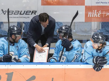 Kapitán Slovana Tomáš Marcinko, tréner HC Slovan Brad Tapper, hráči Roman Kukumberg a Liam Pecararo v zápase 1. kola hokejovej Tipsport ligy HC Slovan Bratislava - HC Košice.