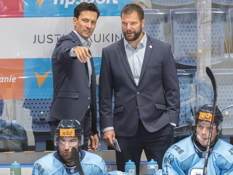 Hlavný tréner Slovana Brad Tapper a jeho asistent Michal Dostál v zápase 1. kola hokejovej Tipsport ligy HC Slovan Bratislava - HC Košice.