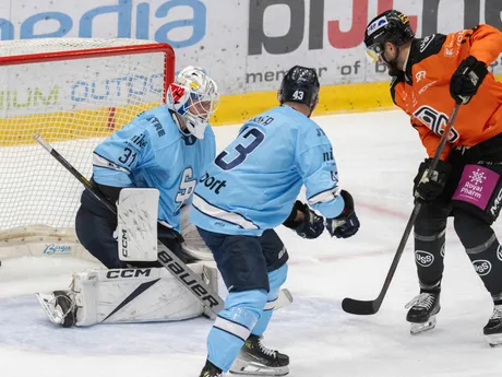 Na snímke sprava Filip Krivošík (Košice), Patrik Maier (Slovan) a brankár Henri Kiviaho (Slovan), ktorý inkasuje gól v zápase 1. kola hokejovej Tipsport ligy HC Slovan Bratislava - HC Košice.