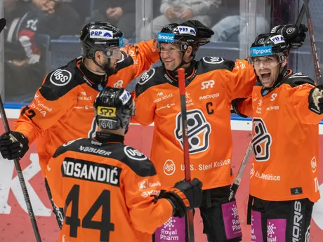 Na snímke hráči Košíc sa tešia z gólu v zápase 1. kola hokejovej Tipsport ligy HC Slovan Bratislava - HC Košice.