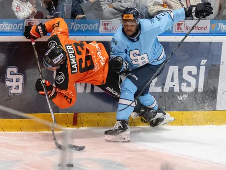 Na snímke sprava Sena Acolatse (Slovan) a Patrik Lamper (Košice) bojujú pri mantineli v zápase 1. kola hokejovej Tipsport ligy HC Slovan Bratislava - HC Košice.