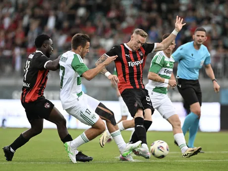 Philip Azango, hráč Skalice Petr Pudhorocký, hráč Trnavy Roman Procházka a hráč Skalice Damián Bariš počas zápasu 7. kola Niké ligy.