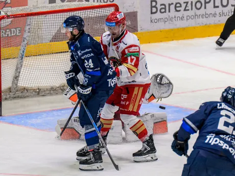 Aurel Nauš (Poprad), Martin Semaňák (Prešov) a Adam Cracknell (Poprad) počas zápasu 1. kola hokejovej Tipsport ligy.