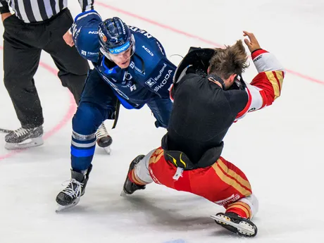 Martin Nemčík (Poprad) a Filips Buncis (Prešov) sa bijú počas zápasu 1. kola hokejovej Tipsport ligy.