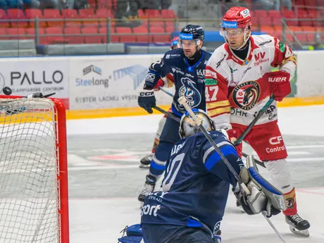 Adam Vay (Poprad) a Dávid Hajnik (Prešov) počas zápasu 1. kola hokejovej Tipsport ligy.
