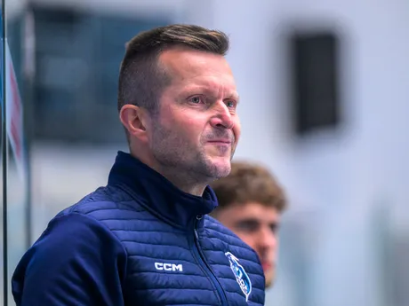 Hlavný tréner Popradu Ján Šimko sleduje zo striedačky zápas 1. kola hokejovej Tipsport ligy HC Prešov - HK Poprad.