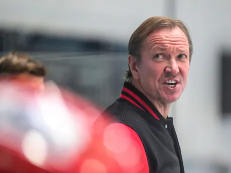 Hlavný tréner Prešova Peteris Skudra  sleduje zo striedačky zápas 1. kola hokejovej Tipsport ligy HC Prešov - HK Poprad.