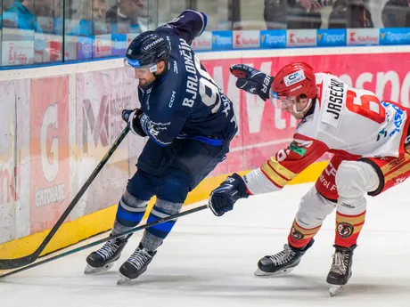 Peter Bjalončík (Poprad) a Sebastian Jasečko (Prešov) bojujú o puk počas zápasu 1. kola hokejovej Tipsport ligy HC Prešov - HK Poprad.
