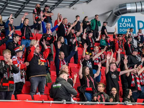 Fanklub Prešova povzbudzuje počas zápasu 1. kola hokejovej Tipsport ligy HC Prešov - HK Poprad. 
