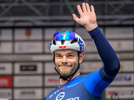 Na snímke britský pretekár, olympijský víťaz z Paríža v omniu v dráhovej cyklistike Matthew Walls (Groupama-FDJ) máva divákom pred štartom 1. etapy 69. ročníka medzinárodných cyklistických pretekov Okolo Slovenska.