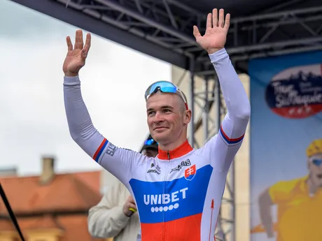 Na snímke slovenský pretekár Lukáš Kubiš z tímu Unibet Tietema Rockets máva divákom pred štartom 1. etapy 69. ročníka medzinárodných cyklistických pretekov Okolo Slovenska.